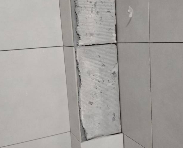 鼎城瓷砖空鼓维修公司分享下瓷砖施工前基层浇水润湿程度不足，可能导致以下问题
